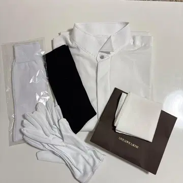 화이트 버튼 다운 셔츠와 잡화 세트