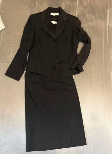 블랙 수트 자켓과 스커트 세트