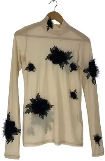 플라워 자수 터틀넥 상의