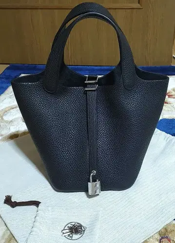 천연 가죽 큐브백 핸드백 PM 블랙 실버 금장 장식