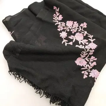 3423 TARA BLANCA 블랙 자수 숄