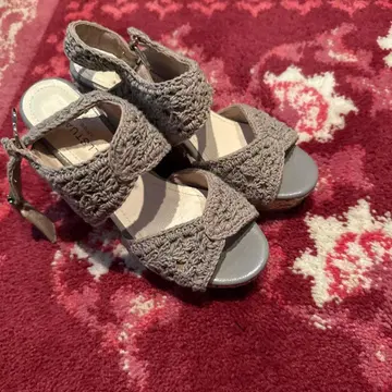 그레이 뜨개질 디자인 웨지 샌들