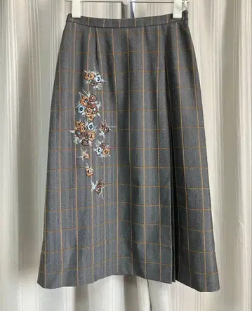 [ 새상품 ] [ 수나우나 ] 자수 턱 스커트