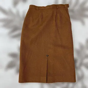 브라운 타이트 스커트 슬릿 포함
