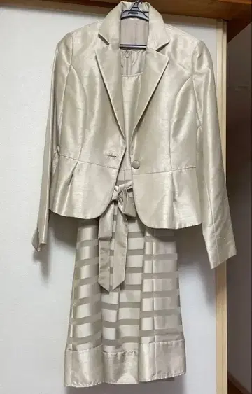 베이지 새틴 광택 자켓과 원피스 셋업 세레모니