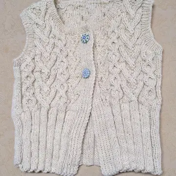 손뜨개질 아이보리색 아란 무늬 니트 베스트