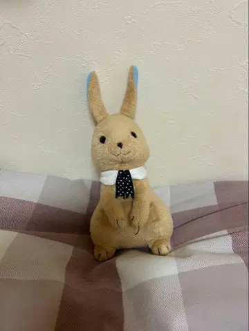 넥타이 달린 토끼 봉제 인형