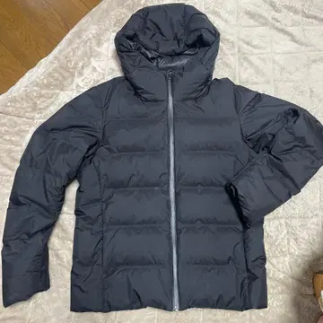 유니클로 심리스 다운 파카 블랙 남성용 M 사이즈