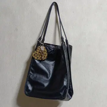 TRIBER 블랙 레오파드 참 포함 토트백