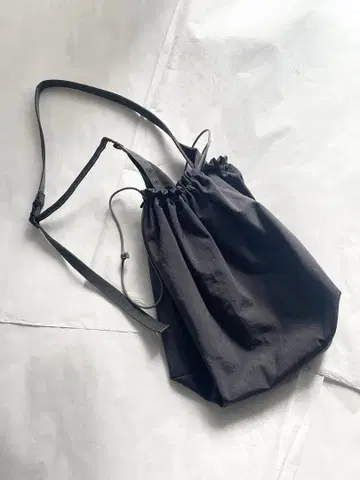ERA. 이라 TAS BIG RED CROSS APRON BAG