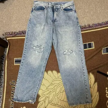 데미지 가공 라이트 블루 스트레이트 청바지