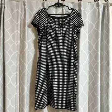흑백 도트 패턴 반팔 무릎 기장 원피스