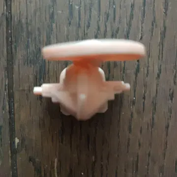 핑크색 방패가 달린 소형 건담