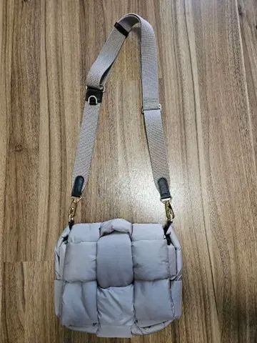 퀼팅 숄더백 라이트 그레이