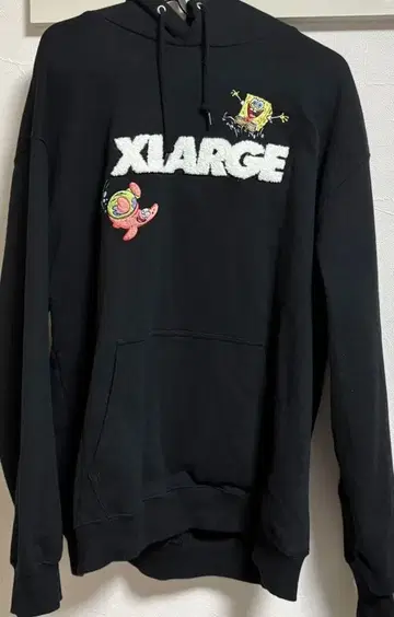 XLARGE 스펀지밥 콜라보 후드티 블랙