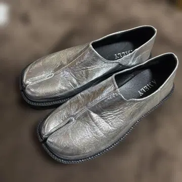 메탈릭 실버 플랫슈즈