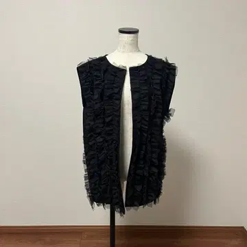 프릴 장식 블랙 슬리브리스 베스트