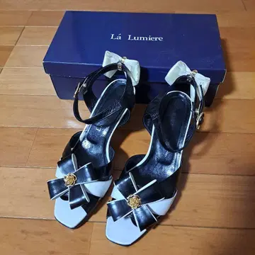 La Lumiere 리본 샌들 블랙/화이트
