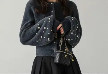 펄 장식 다크 그레이 스웨터