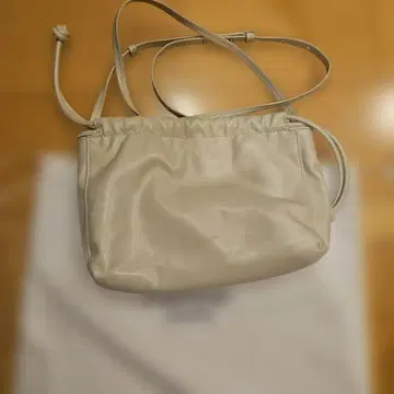 캘빈 클라인 크림색 숄더백