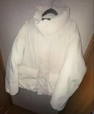 화이트 다운 자켓 후드 부착