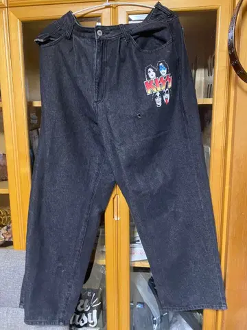 KISS 프린트 블랙 데님 팬츠