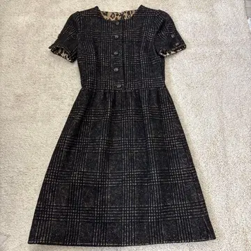 체크 무늬 반팔 무릎 기장 원피스