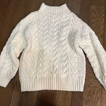 화이트 케이블 니트 터틀넥 스웨터