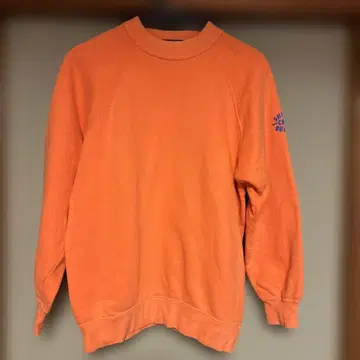 오렌지 프린트 맨투맨 트레이너