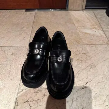 블랙 가죽 통굽 로퍼