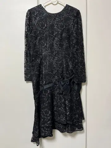 리본 포함 블랙 레이스 드레스