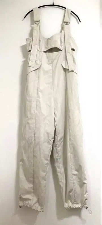 새상품급 CFT.에크루 살로펫 앞면 컷 아웃