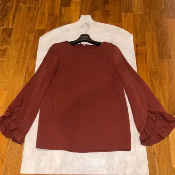 폭시 뉴욕 버건디 프릴 소매 블라우스