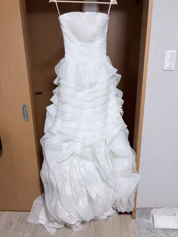 화이트 웨딩 드레스 프릴 디자인