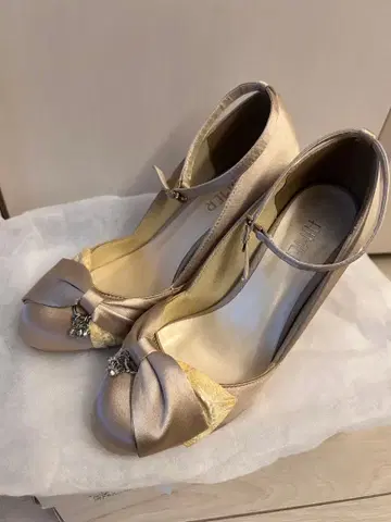 리본 포함 베이지 새틴 하이힐
