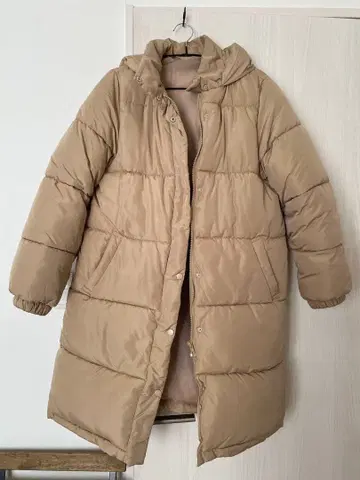 베이지 후드 부착 다운 자켓