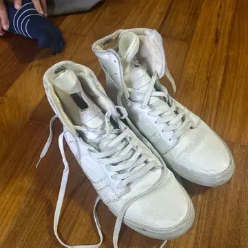 SUPRA 화이트 하이컷 스니커즈