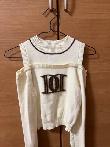 다리치 레이어드 로고 니트탑