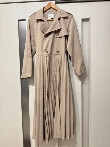 베이지 플리츠 트렌치코트