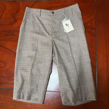 브라운 계열 체크 무늬 숏팬츠