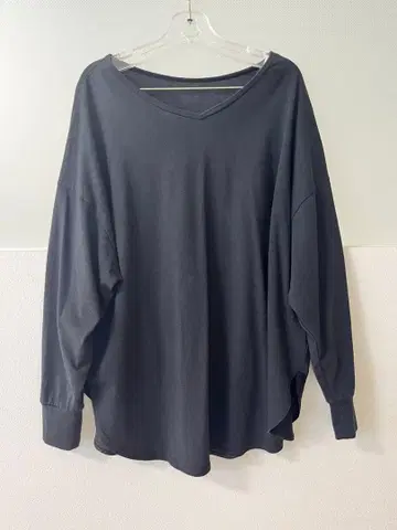 루니 블랙 V넥 긴팔