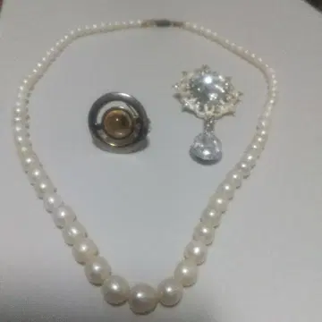 펄 목걸이와 꽃 모양 브로치 세트