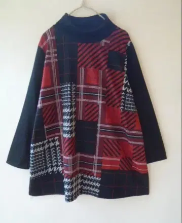 빨간색과 검은색 체크 무늬 터틀넥 튜닉