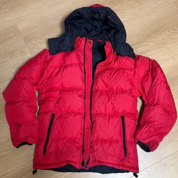 빨간색 후드 부착 다운 자켓