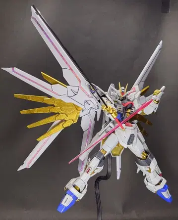 HG 마이티 스트라이크 프리덤 건담 프라모델 완성품