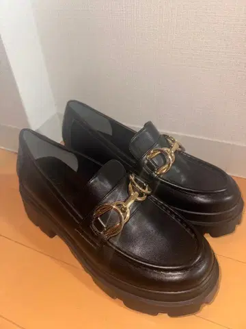 블랙 로퍼 골드 금장 장식 포함