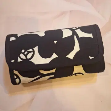 실용적인 장지갑 모던한 동백꽃 패턴