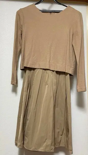 LaTotalite 라토타리테 무릎 기장 원피스 베이지 이소재 광택 M