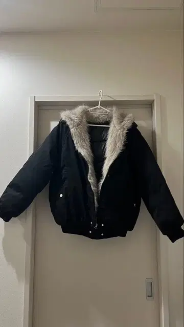 퍼 달린 블랙 다운 자켓