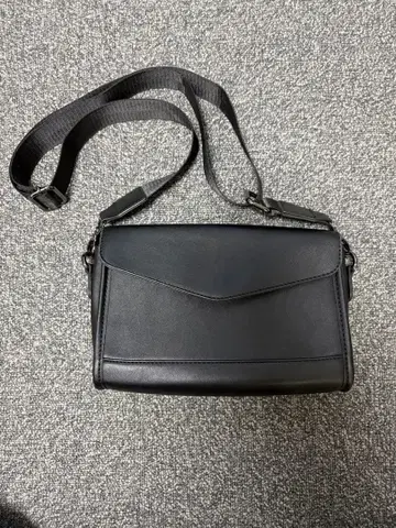 블랙 합성 피혁 숄더백